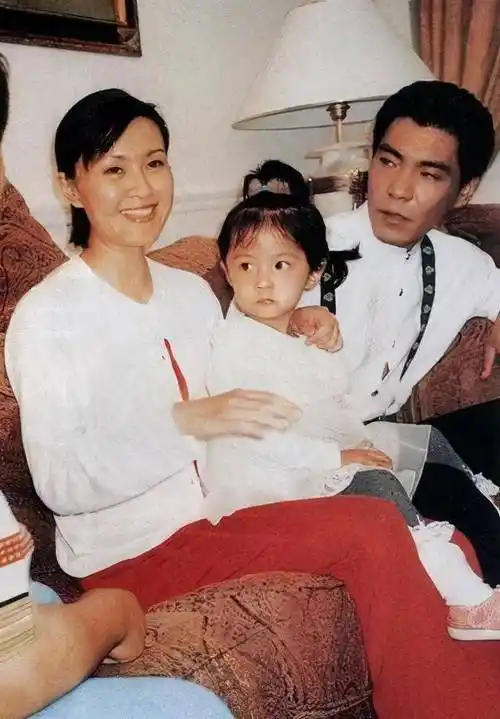 方舒含泪与白发母亲和解,两个女儿撑起她的晚年_屠洪刚_陈国_生活