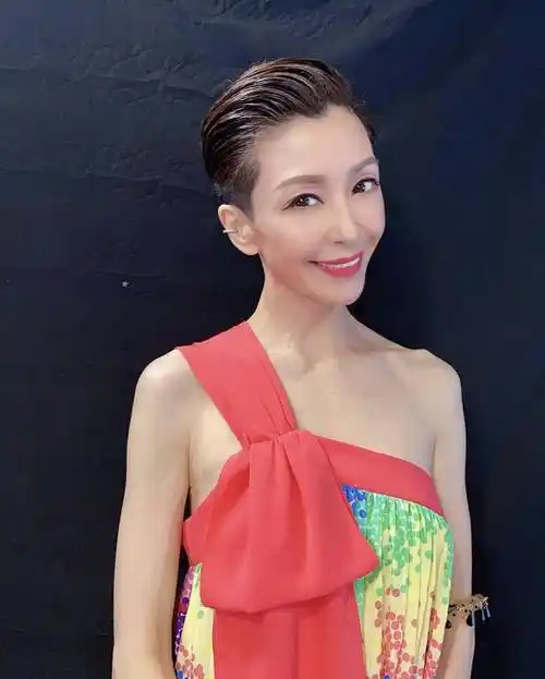 原创伍咏薇越老越敢穿真空穿西装配黑丝袜大玩下衣失踪