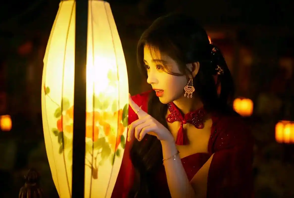 鞠婧祎最新造型!红色公主披风,美丽端庄氛围感满满