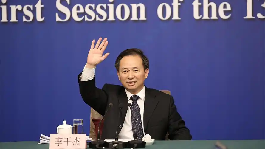 岁的"空降"地方,出任山东省长,与江苏省省长一起成为当时最年轻的省长