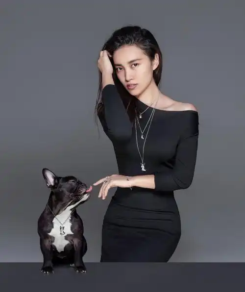 p>陈漫(chenman),1980年出生于北京,中国时尚摄影师,视觉艺术家,毕业