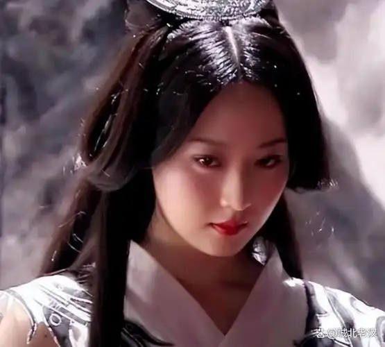 2010年,因为拥有出色的表演和迷人的外貌,在热门电视剧《神话》中扮演