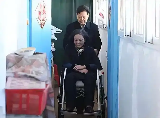 回顾新婚第五天妻子在地震中截瘫飞行员丈夫不离不弃照料41年