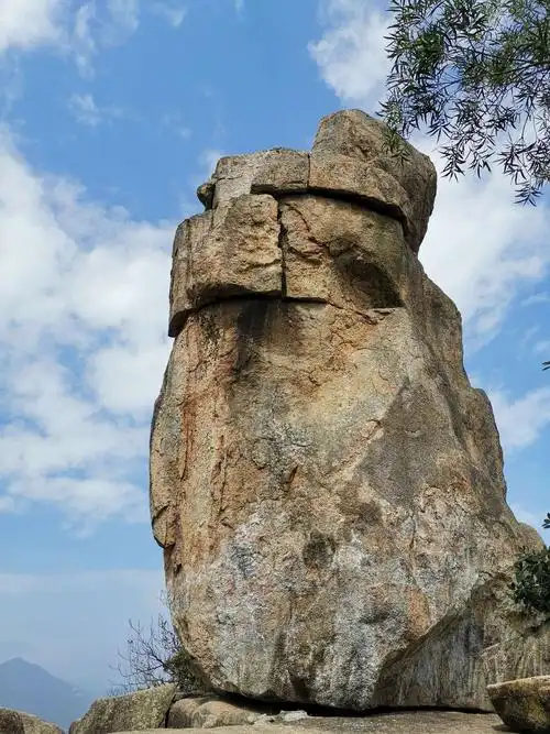 大概走了30分钟左右,就来到这块大石头下,这就是望夫石