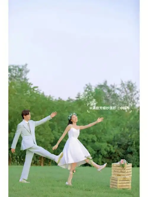风格:小清新·森系·草坪这个夏天一定不能错过的森系小清新婚纱照