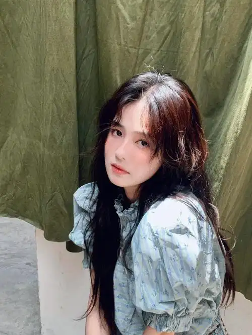 组图:白鹿穿蓝色泡泡袖上衣清爽元气 卷发造型搭配腮红妆抢镜