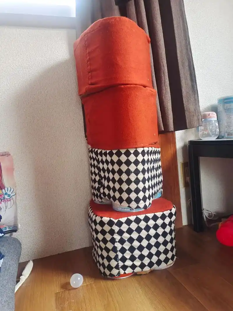 奶粉罐子做板凳.