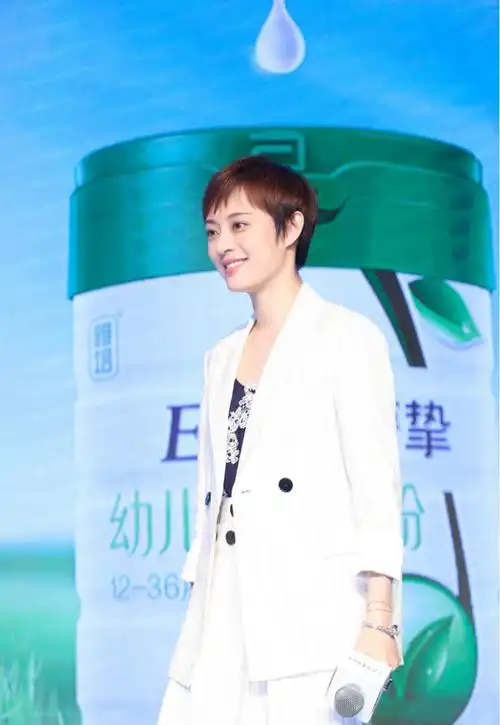 孙俪换新造型现身活动,白色衬衫配黑色半身裙,显得高贵减龄