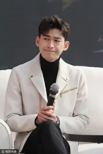 "塘主"张翰武汉站台变表情包 抿嘴眯眼小动作不断