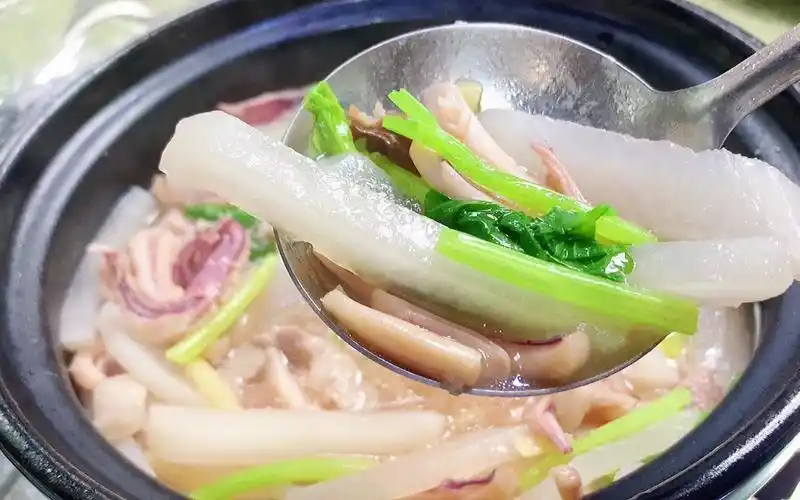 白萝卜鱿鱼煲的简单做法,再加些五花肉,无比鲜甜,不信你来试试吧