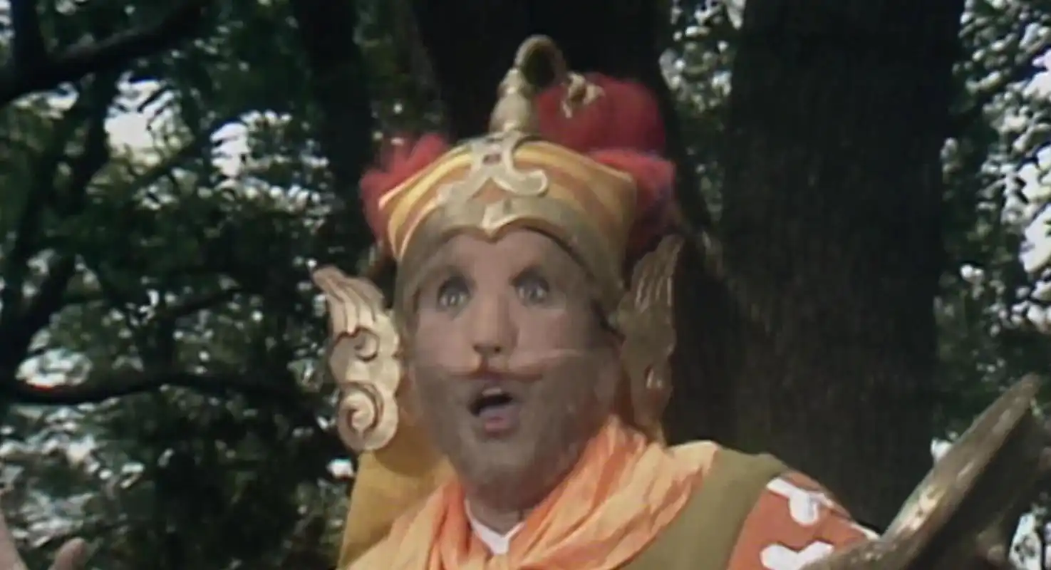 这个菩萨出手帮助孙悟空反而欠了孙悟空的人情只好送件法宝