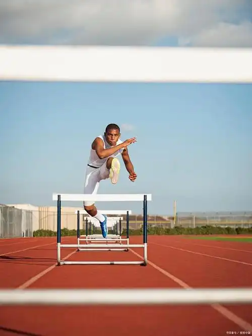 三步跨栏的标准动作