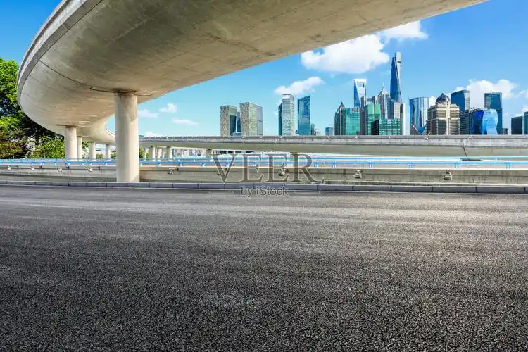 上海有柏油路和现代化的城市建筑与桥梁照片摄影图片