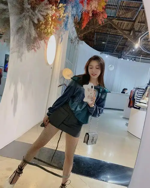 "创3"姜贞羽意难平,受伤也依旧时尚,蕾丝外套配黑裙仙气满满