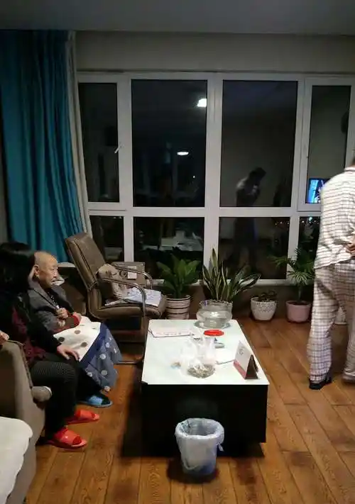 后半夜没觉了,睡不着只好去看电视