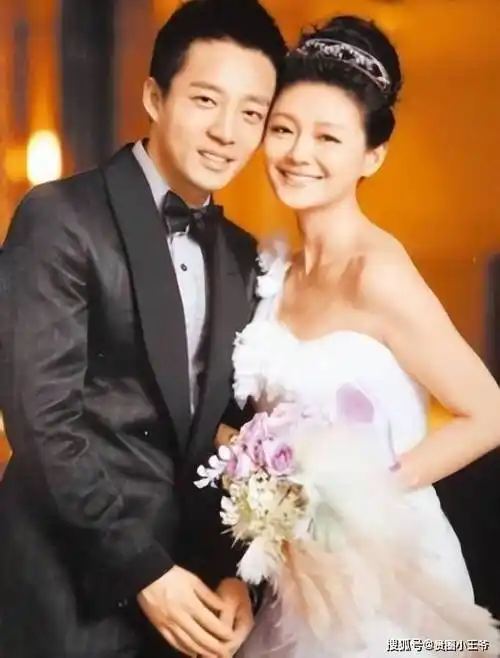 大s离婚后首露面被嘲,身材发福老了10岁,连衣服都是汪小菲买的_俊晔