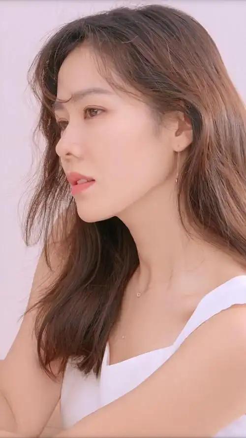 孙艺珍美图,情态柔顺宽和妩媚,用语言难以形容!