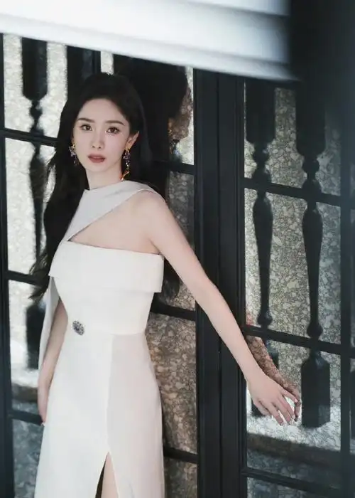 杨幂手拿郁金香侧拍##杨幂紫色耳环