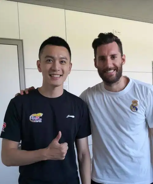 2013年,杨鸣与艺术体操美女窦宝宝二人并没有走到最后.