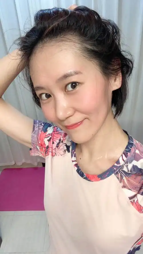 女生跑步流汗照片,女孩运动流汗的照片-图片大观-奇异网