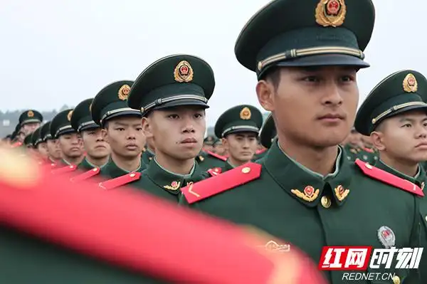 佩戴好列兵军衔的新战士.