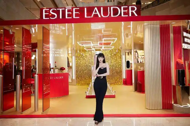 雅诗兰黛携全新「绒雾小金管」闪耀亮相南京德基广场