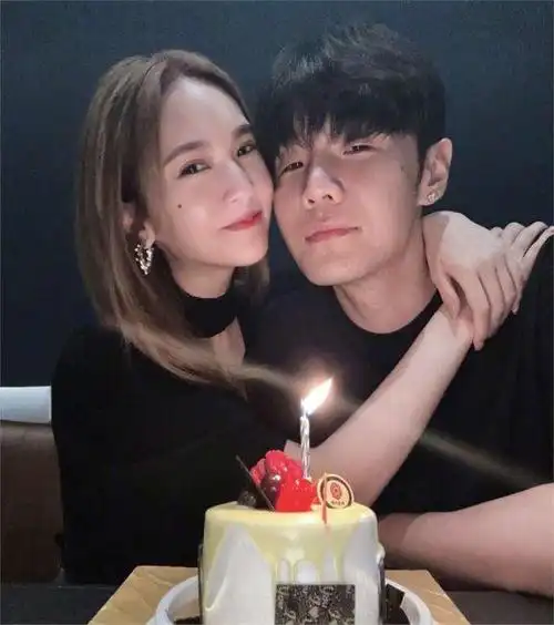 李荣浩随爱妻回娘家,连续10年为她庆生,40岁杨丞琳仍无生子计划