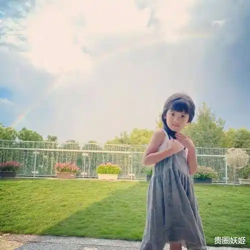 贾静雯晒女儿近照,4岁波妞扎长辫好淑女,6岁咘咘大波浪卷超俏皮_小