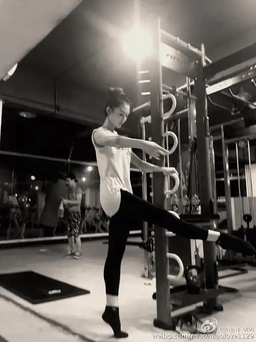 很多女演员都热爱健身,苗苗也不例外,锻炼舞蹈时的她超级认真