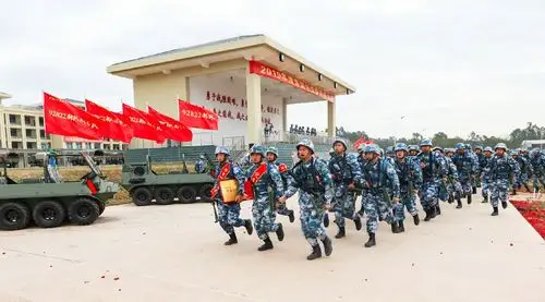 海军陆战队的战士们全副武装开启新年度实战化军事训练新征程