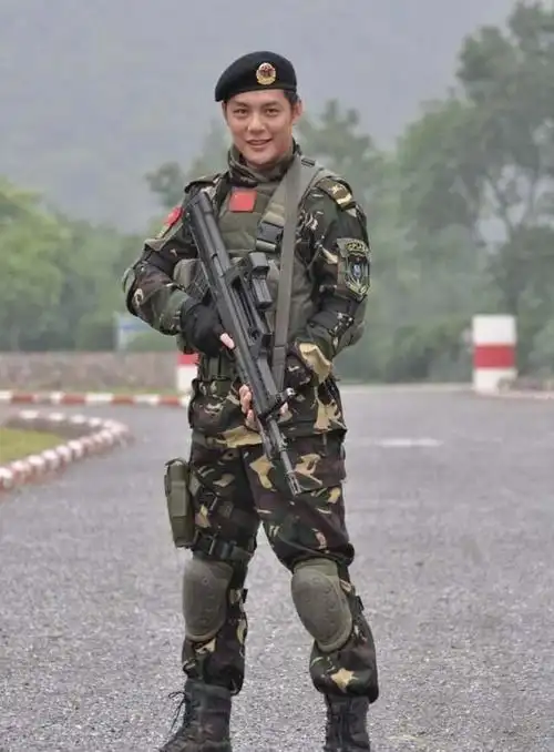 因《我是特种兵》而走红,后离婚并改名,今宣布和周丽淇结婚