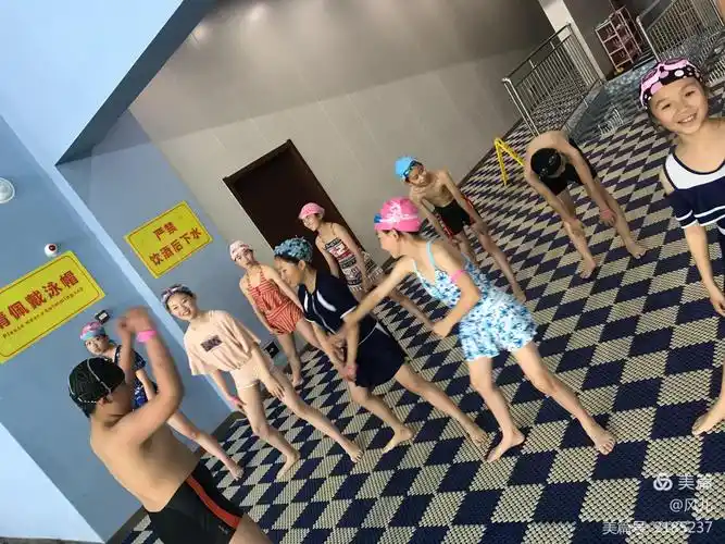 六年级二班的游泳课