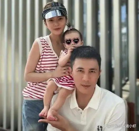 4月2日,男明星杜淳的老婆王灿发文说自己带孩子出门吃饭,结果被意外