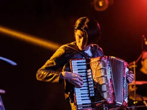 道山靓仔五条人广东人都爱穿的人字拖引领土潮时尚