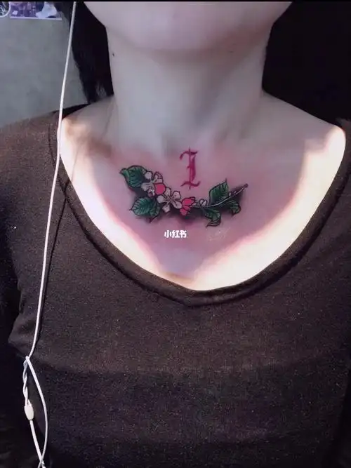 超酷女生脖子纹身 (也超疼)