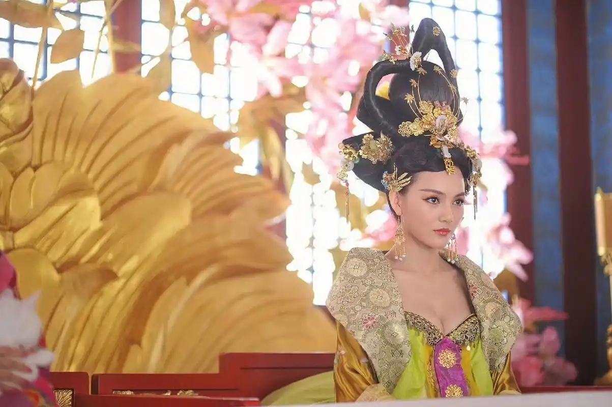 刘贤妃穿搭欣赏 刘贤妃是四妃中下线最早的,刘贤妃这么漂亮,戏份只有