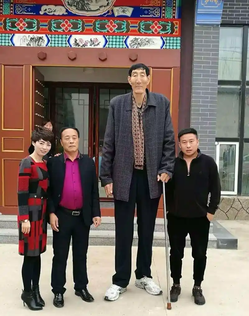 鲍喜顺中国第一男巨人18年前不听医生劝说生下儿子如今怎样了