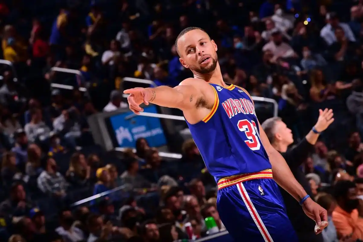 史蒂芬库里也许成了勇士最好的防守球员