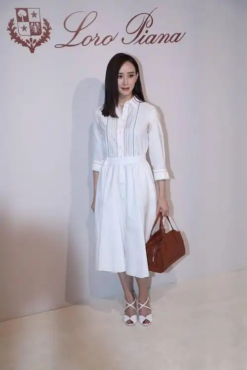 胡静气质也太好了,身穿白色套装优雅大气,42岁依旧干净清纯