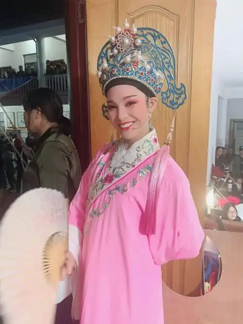 梨涡女孩石莲莲生日快乐