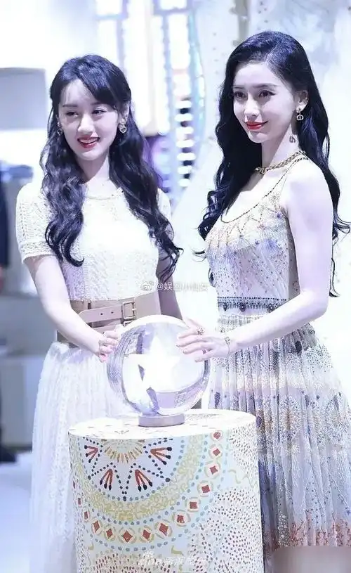 两个女明星同台总有一个像丫鬟