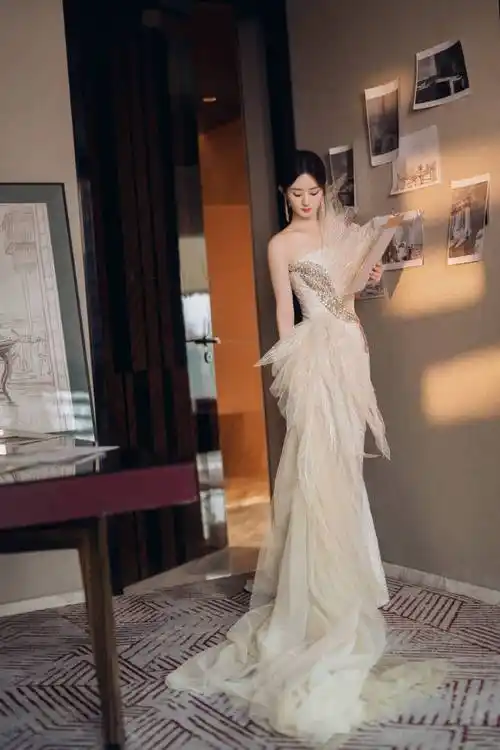 赵丽颖再晒美照,身姿曼妙白皙如雪,落落大方宛如新娘_显得_好身材