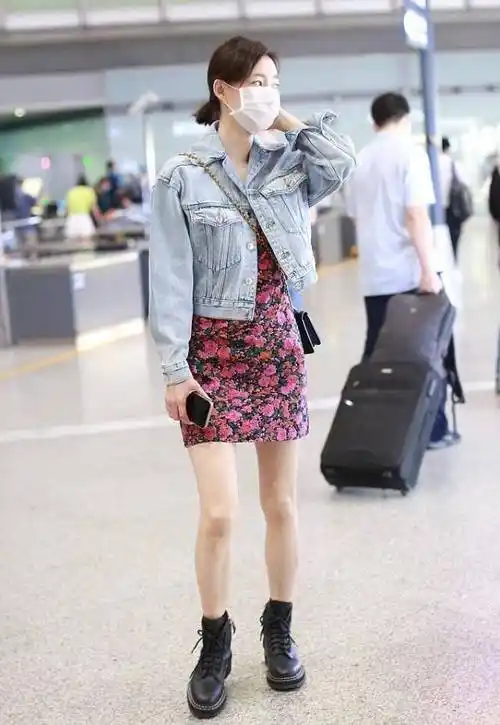 原创王丽坤对自己的颜值很自信素颜出门好清纯但碎花短裙却很妩媚