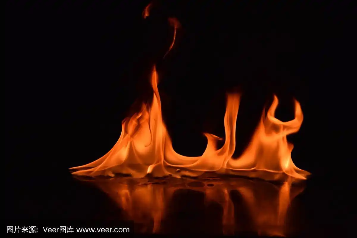 美丽的火焰在黑色的背景.