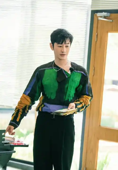 《中餐厅》殷桃球衣战靴,实力派穿搭,黄晓明难得一见的青春模样_衬衫