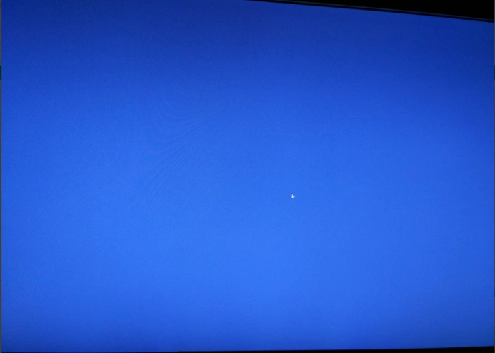 电脑开机蓝屏,要等几秒才显示桌面图标