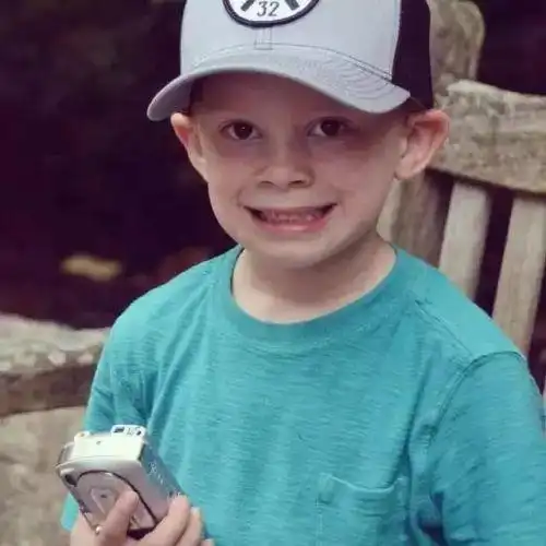 假笑男孩gavin无水印表情包图片下载