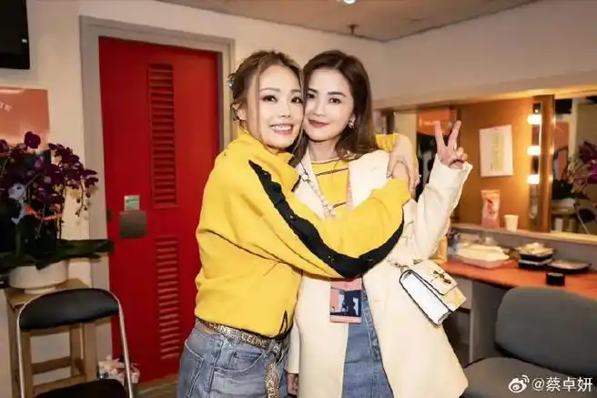 蔡卓妍晒容祖儿演唱會后台合照