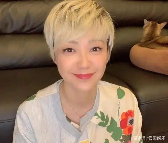 56岁陈慧娴近照红唇蓝发遮眼造型前卫已录制新专辑即将复出