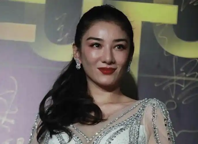 原创黄奕出席活动生图流出,无精修效果下的皮肤,终于相信她有42岁了